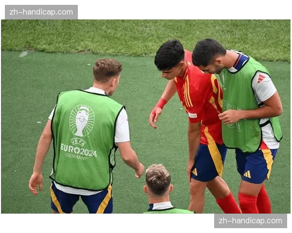 佩德里助攻后因伤被换下，在场边接受紧急治疗