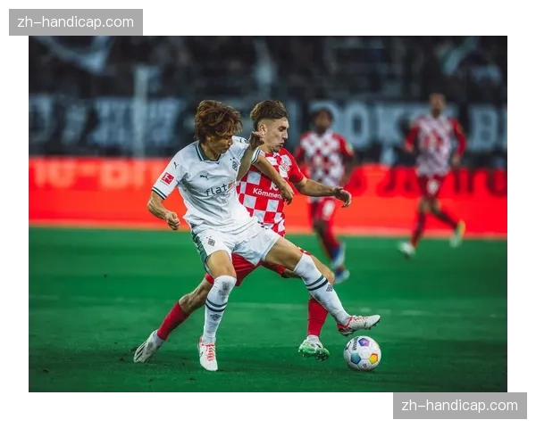 特写：打入职业生涯德甲首球后，美因茨18岁小将泪洒赛场。