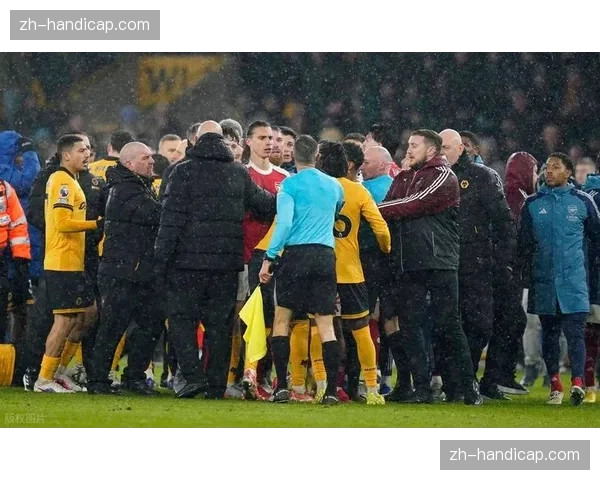 特写：错失绝平点球，波鸿前锋跪地良久，队友无言上前安慰